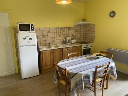 Appartement La Bourboule, 3 pièces, 4 personnes - FR-1-667-1