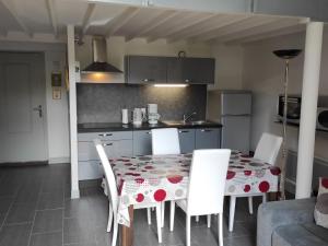 Appartement Appartement La Bourboule, 4 pièces, 6 personnes - FR-1-667-4 145 Place Guillaume Lacoste 63150 La Bourboule Auvergne