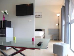 Appartement Appartement La Rochelle, 1 pièce, 4 personnes - FR-1-246-164 Apt E16 - Etage 1 - Bat E - 62 Rue Alfred Kastler - 17000 La Rochelle -1