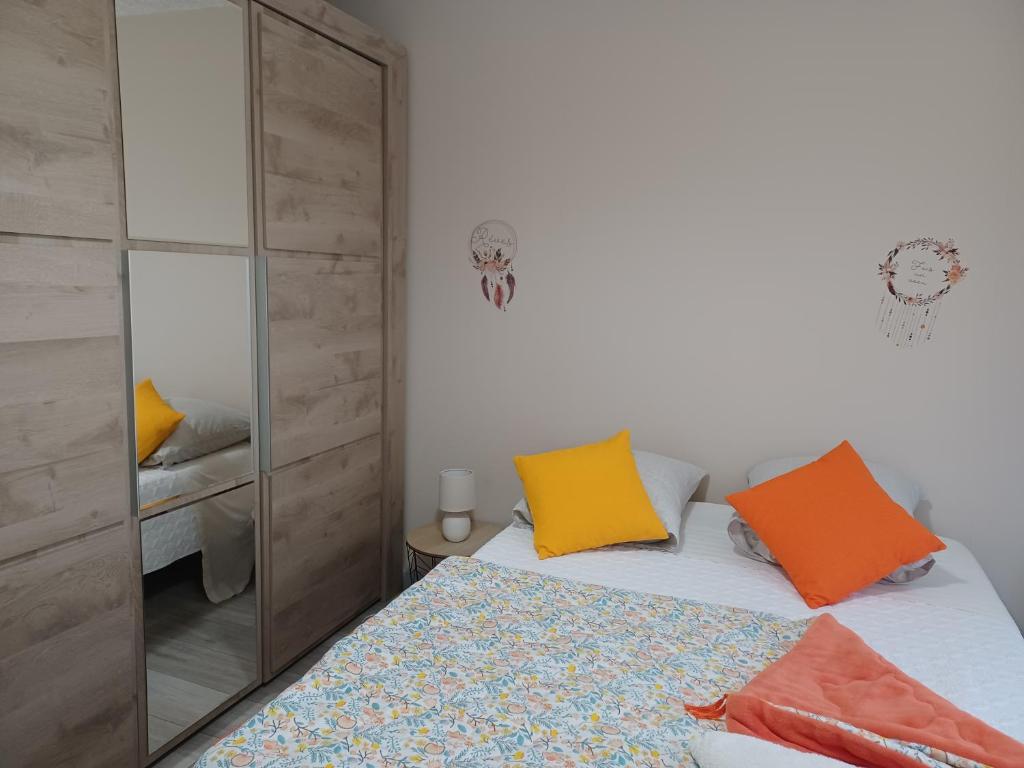 Appartement APPARTEMENT, LA ROUTE DES GRANDES ALPES , 8 couchages, GARAGE pour motards, cyclistes, POSSIBILITÉ de studios supplémentaires, si plus de 8 personnes 10 rue du docteur constantin ros 73500 FOURNEAUX 73500 Fourneaux