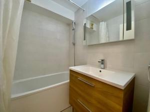 Appartement La Tania, 2 pièces, 4 personnes - FR-1-513-79