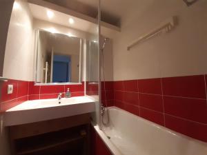 Appartement La Tania, 2 pièces, 4 personnes - FR-1-513-92