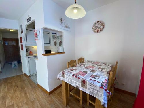 Appartement La Tania, 2 pièces, 5 personnes - FR-1-513-48