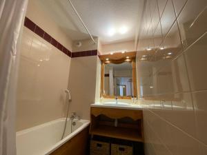 Appartement La Tania, 2 pièces, 5 personnes - FR-1-513-48