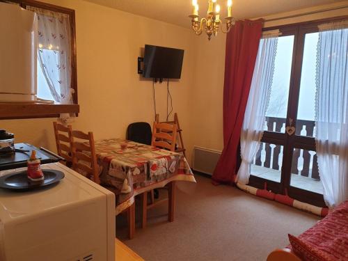 Appartement Le Biot, 2 pièces, 6 personnes - FR-1-573-61