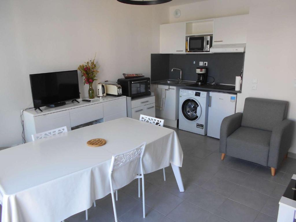 Appartement Le Grau-du-Roi, 2 pièces, 4 personnes - FR-1-250-175 145 ROUTE DE L'OUTARDE CANEPETIERE BAT C - ETAGE 1 - PORTE N° 102, 30240 Le Grau-du-Roi