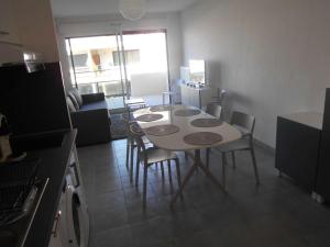 Appartement Appartement Le Grau-du-Roi, 2 pièces, 5 personnes - FR-1-250-210 145 ROUTE DE L'OUTARDE CANAPETIERE BAT C ETAGE 1 PORTE 107 30240 Le Grau-du-Roi Languedoc-Roussillon