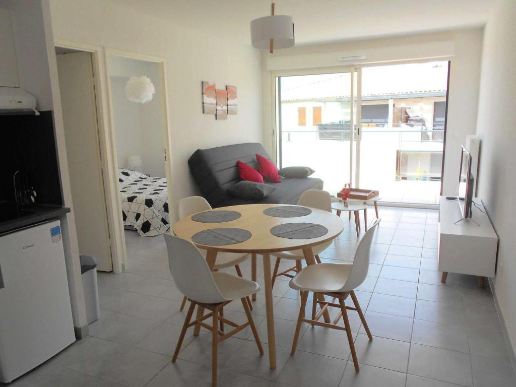 Appartement Le Grau-du-Roi, 2 pièces, 6 personnes - FR-1-250-200 145 ROUTE DE L'OUTARDE CANAPETIERE BAT C ETAGE 2 PORTE 206, 30240 Le Grau-du-Roi