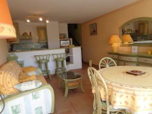 Appartement Appartement Le Lavandou, 2 pièces, 4 personnes - FR-1-308-13 Avenue Des Martyrs De La RÃ©sistance - Apt.NÂ°95 - 3Eme Coursive - 83980 Le Lavandou Provence-Alpes-Côte d\'Azur