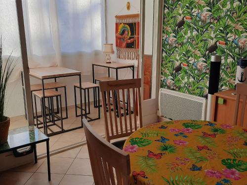 Appartement Le Lavandou, 3 pièces, 4 personnes - FR-1-677-5