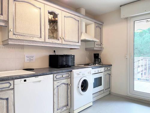 Appartement Le Lavandou, 4 pièces, 6 personnes - FR-1-251-437