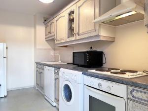 Appartement Le Lavandou, 4 pièces, 6 personnes - FR-1-251-437