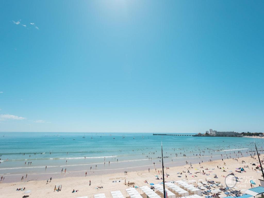 Appartement Les Sables-d'Olonne, 2 pièces, 4 personnes - FR-1-197-198 1,    Rue Du Grand Canton - RÃ©s. 'Les AlizÃ©s' - 4Eme Ãtage Code : 52 00 A -, 85100 Les Sables dʼOlonne