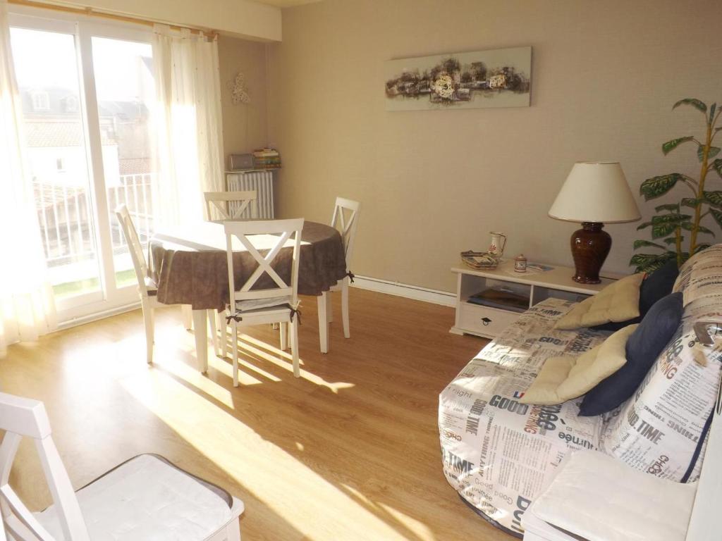 Appartement Appartement Les Sables-d'Olonne, 3 pièces, 4 personnes - FR-1-427-16 47 Rue LÃ©on David - RÃ©sidence Le ChÃ¢teau 1Er Ãtage - Porte Gauche - 85100 Les Sables dʼOlonne