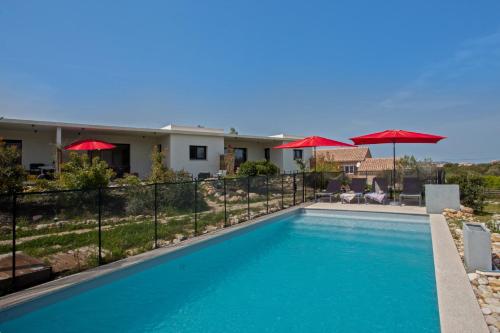 appartement Levante au calme  piscine chauffée partagée et bbq