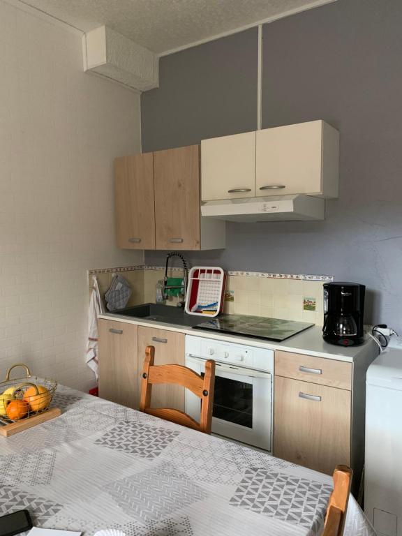 Appartement lumineux N°6 Le Val D'or - 4 personnes - 1 chambre avec petit balcon 74 Avenue Maréchal Leclerc, 63150 La Bourboule