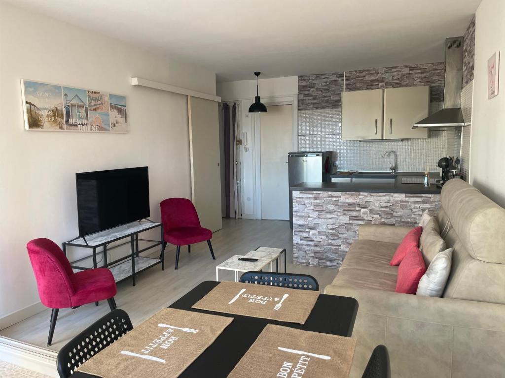 APPARTEMENT LUMINEUX SUR LE PORT! 5 MN DE LA PLAGE AVEC PARKING PRIVE 11 Place Agde Marine, 34300 Le Cap d\'Agde