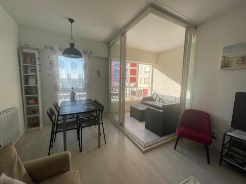 APPARTEMENT LUMINEUX SUR LE PORT! 5 MN DE LA PLAGE AVEC PARKING PRIVE