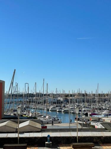 APPARTEMENT LUMINEUX SUR LE PORT! 5 MN DE LA PLAGE AVEC PARKING PRIVE