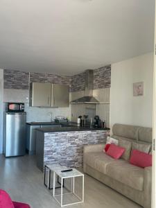 APPARTEMENT LUMINEUX SUR LE PORT! 5 MN DE LA PLAGE AVEC PARKING PRIVE