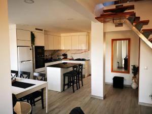 Appartement luxueux - Vue magnifique, piscine, balcon - Parking