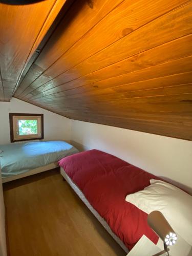 Appartement mansardé dans maison avec jardin en bord de piste, vue montagne