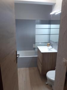 Appartement meublé avec vue sur les montagnes et piscine l'été
