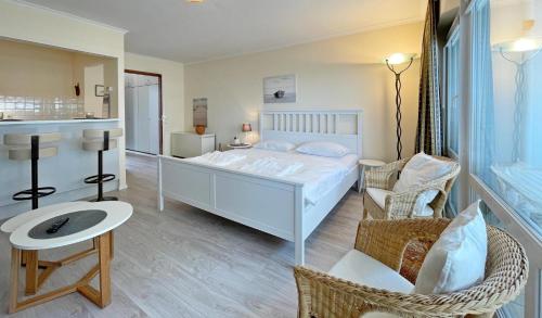 Appartement mit Badewanne am Strand und Balkon