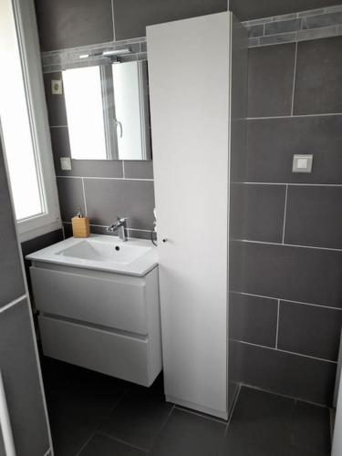 Appartement moderne avec extérieur et parking