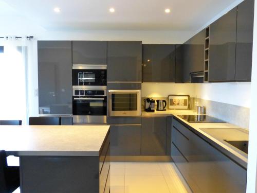 Appartement moderne deux chambres, vue mer, en centre ville