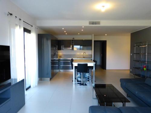 Appartement moderne deux chambres, vue mer, en centre ville