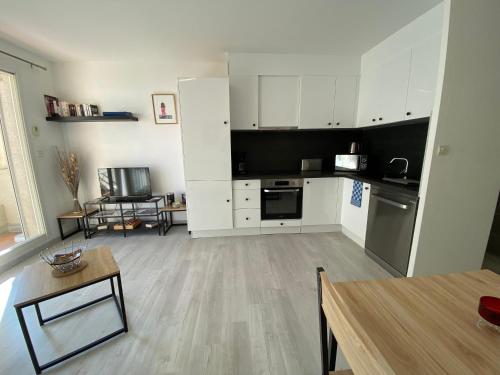 Appartement moderne vue latérale sur mer proche centre