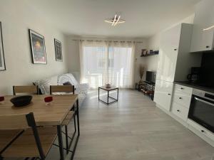 Appartement moderne vue latérale sur mer proche centre