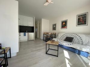 Appartement moderne vue latérale sur mer proche centre