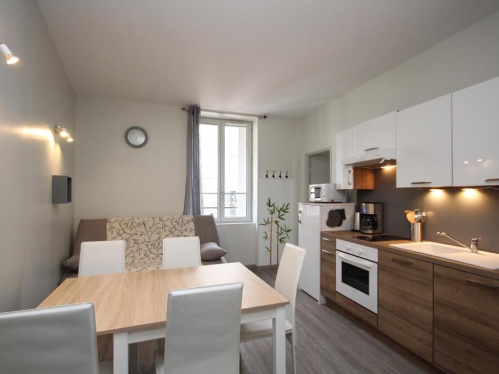 Appartement Appartement Mont-Dore, 2 pièces, 4 personnes - FR-1-608-63 6 RUE DE MONTLOSIER 63240 Le Mont-Dore