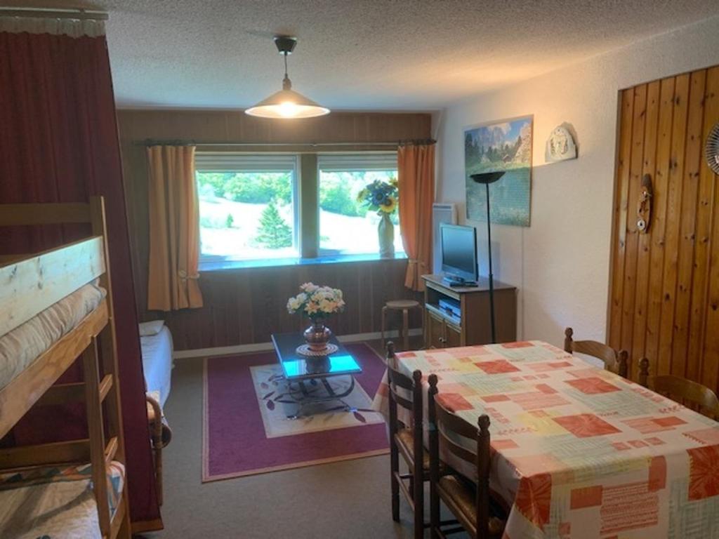 Appartement Mont-Dore, 2 pièces, 6 personnes - FR-1-415-115 VILLAGE DES LONGES RESIDENCE L ISARD PORTE 599, 63240 Le Mont-Dore