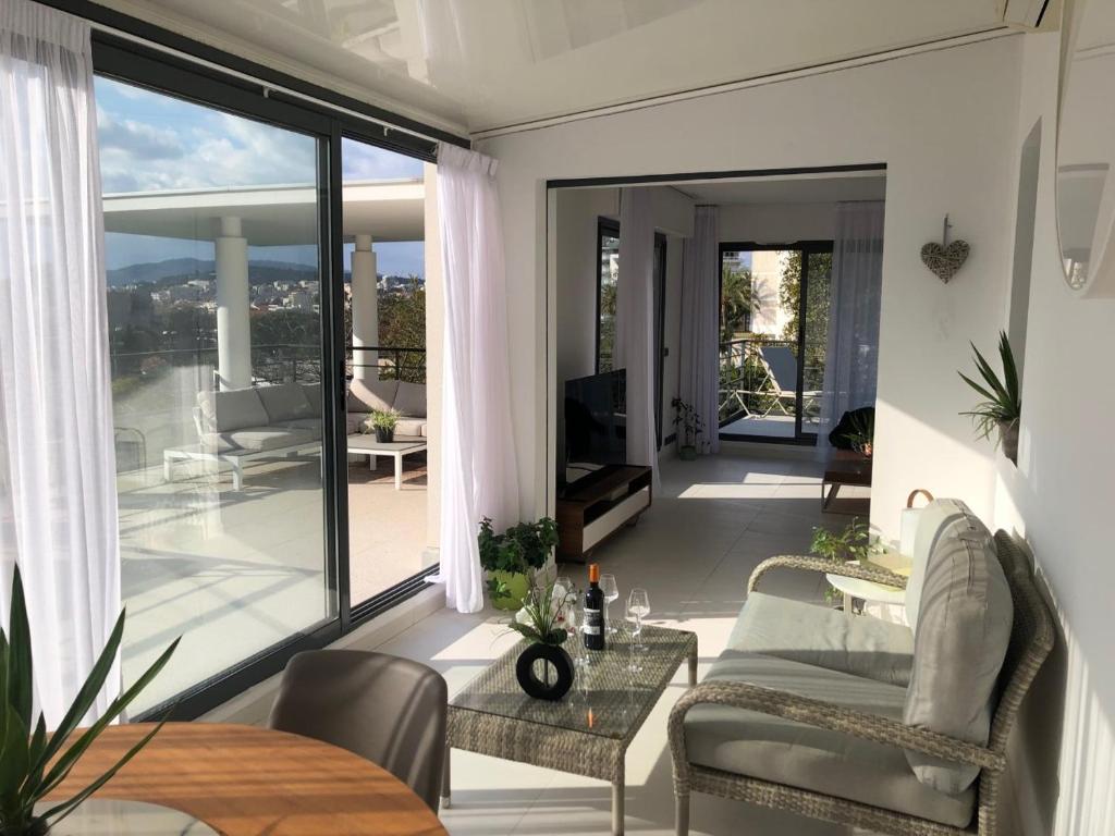 Appartement montfleury, 2 terrasses, 2 chambres , 2 sdb , pkg privé piscine, 10 min walk to Croisette beach and Palais des festivals 24 Chemin Beauséjour, 06400 Cannes