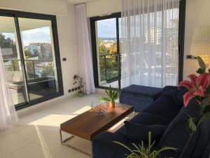 Appartement Appartement montfleury, 2 terrasses, 2 chambres , 2 sdb , pkg privé piscine, 10 min walk to Croisette beach and Palais des festivals 24 Chemin Beauséjour 06400 Cannes Provence-Alpes-Côte d\'Azur