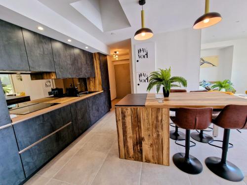 Appartement neuf, avec vue montagnes.