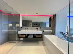 Appartement neuf climatisé - vue mer Saint-Tropez - 50m plage et port - piscine