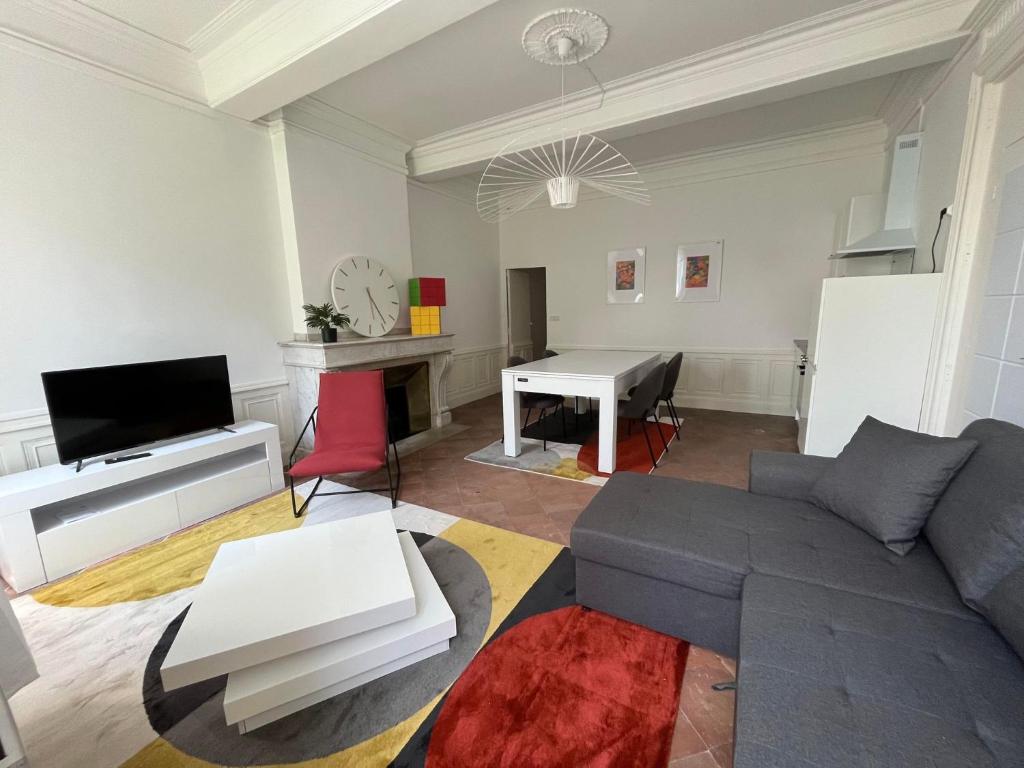APPARTEMENT PAUL SIBRA - CONVIVIAL - BILLARD 13 Rue Maréchal Foch, 11400 Castelnaudary