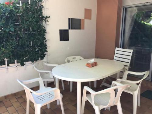 Appartement: plage, piscine, terrasse et parking.