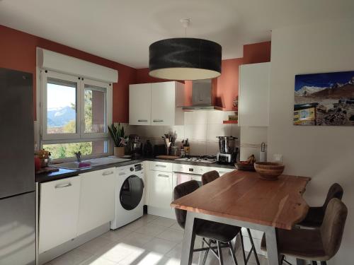 Appartement plein centre village, vue montagnes, proximité immédiate lac