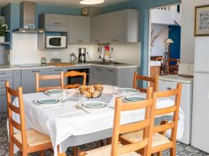 Appartement Appartement Ploemeur, 5 pièces, 7 personnes - FR-1-349-114 8E allée de Groix-2ème etg droite Code rentrée 5630 Poubelle C1260- 56270 Ploemeur Bretagne