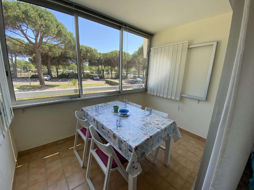 Appartement Appartement Port Camargue, 1 pièce, 4 personnes - FR-1-250-193 219 ROUTE DES MARINES ENTREE ANSE MARINE - RDC - N° 85 30240 Le Grau-du-Roi