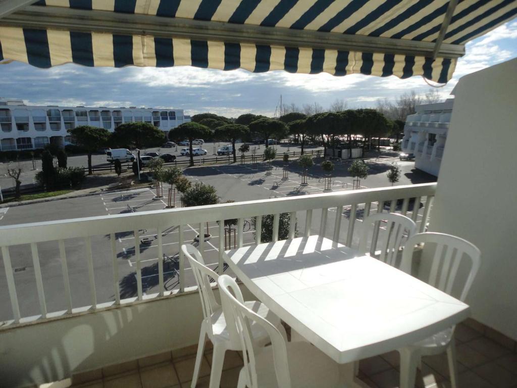 Appartement Port Camargue, 1 pièce, 4 personnes - FR-1-250-202 32 ROUTE DES MARINES ENTREE BERNADETTE - 2EME ETAGE - PORTE 209, 30240 Le Grau-du-Roi