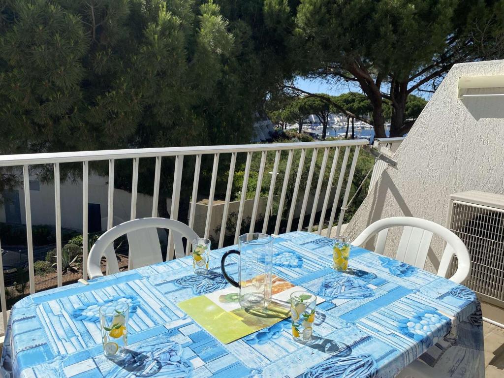 Appartement Port Camargue, 1 pièce, 4 personnes - FR-1-250-208 12 ROUTE DES MARINES APPARTEMENT N°399 - ENTREE F - 2EME - PARKING N°, 30240 Le Grau-du-Roi