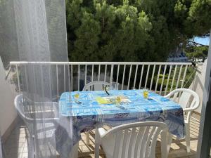 Appartement Appartement Port Camargue, 1 pièce, 4 personnes - FR-1-250-208 12 ROUTE DES MARINES APPARTEMENT N°399 - ENTREE F - 2EME - PARKING N° 30240 Le Grau-du-Roi Languedoc-Roussillon