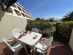 Appartement Appartement Port Camargue, 1 pièce, 4 personnes - FR-1-250-232 1 AVENUE DU CENTURION ENTREE 3- RDC N°1020 - PK COMMUN 30240 Le Grau-du-Roi Languedoc-Roussillon