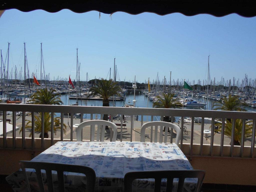 Appartement Port Camargue, 2 pièces, 4 personnes - FR-1-250-206 4 RUE DE L'HERMIONE ENTREE D - 2EME ETAGE - PORTE 398, 30240 Le Grau-du-Roi